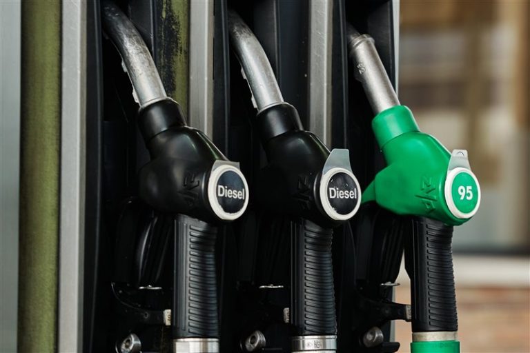 Los motivos que han disparado el precio del diésel por encima de la gasolina