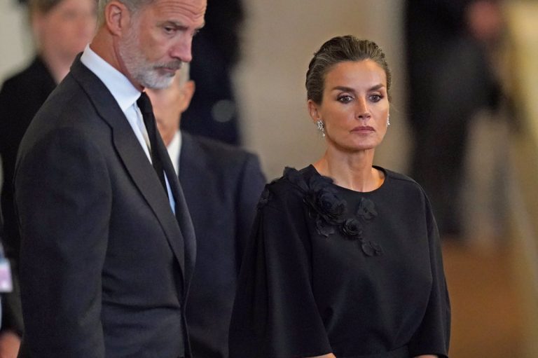 La mirada de la reina Letizia al Emérito despierta una oleada de críticas internas en la Casa Real