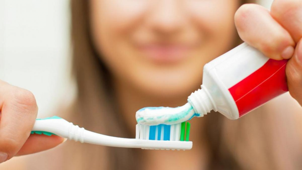 La Pasta Dental Se Aplasta Desde El Medio