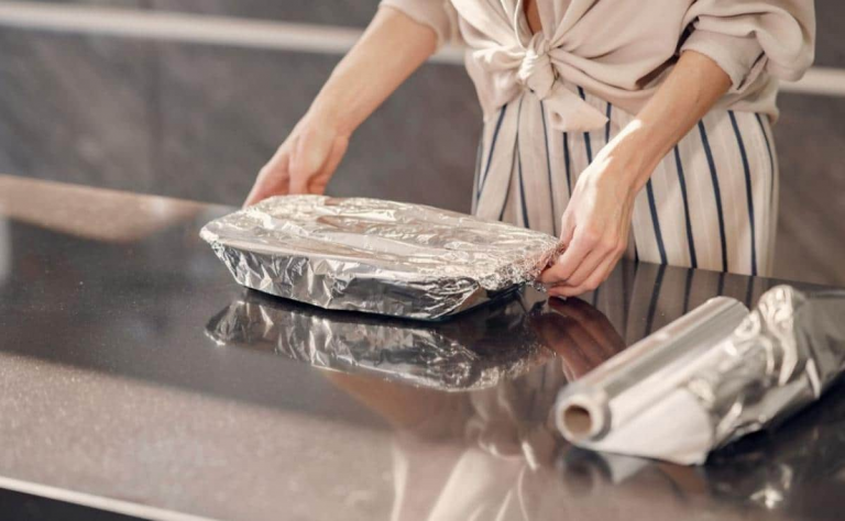 El motivo por el que no debes envolver comida con papel de aluminio