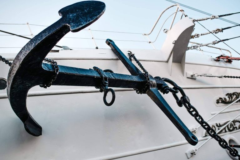 Estacionar el barco durante la noche con equipos de docking, mooring and anchoring