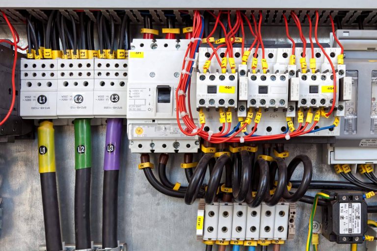 Uno de los distribuidores online de material eléctrico para particulares y empresas es Cadenza Electric