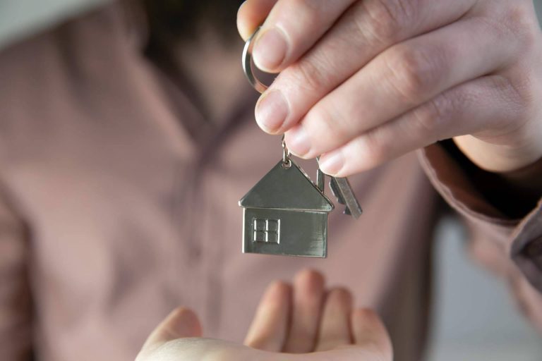 ¿Por qué no comprar una vivienda a un particular? La Casa Agency El Clot explica los pros y los contras