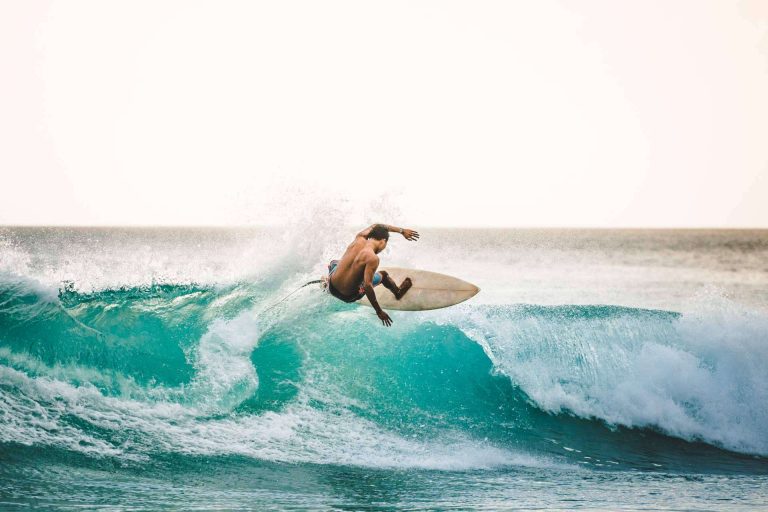 Una buena opción para practicar surf en Santoña, Watsay Surf School & Surf Camp