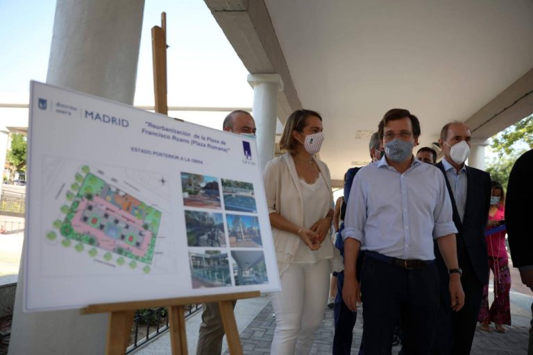 Joaquín Molpeceres y la plaza Francisco Ruano rehabilitada por Licuas