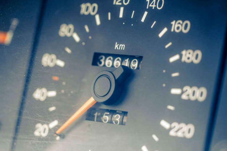 Inforautos explica cómo descubrir si se ha manipulado el kilometraje de un coche