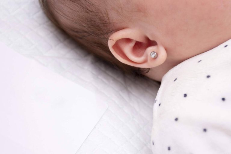 Los pendientes como accesorios que acompañan a las niñas desde su nacimiento, con El Rubí Joyeros