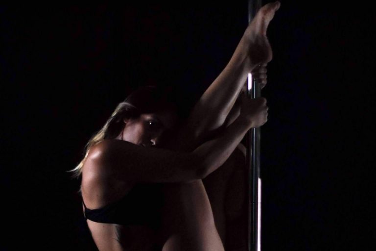 Entrenar el físico y la mente con el pole dance en Feeling Woman