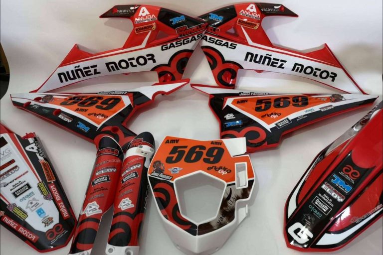 ADHESIVOSEMBARRADOS da la posibilidad de personalizar las motos off road con plásticos y adhesivos