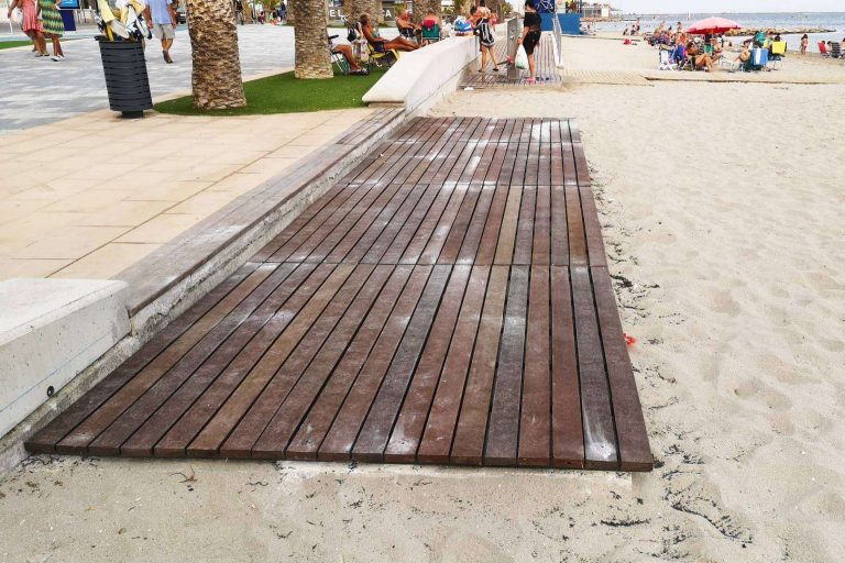 Pasarelas de plástico 100 % reciclado para las playas en verano