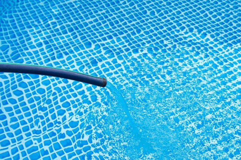 El momento en el que se debe poner agua nueva a la piscina, por JuJuJu Aquacenter