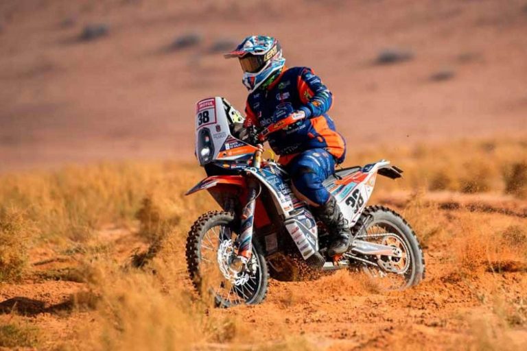 ADHESIVOSEMBARRADOS ofrece ropa personalizada off road pensada en el Dakar