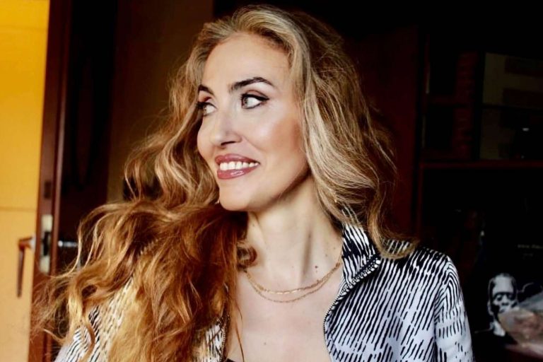 Miriam Victoria, la presentadora del programa de cobertura nacional DEMODA, anuncia su fichaje por Radio 4 de RNE las mañanas de los jueves