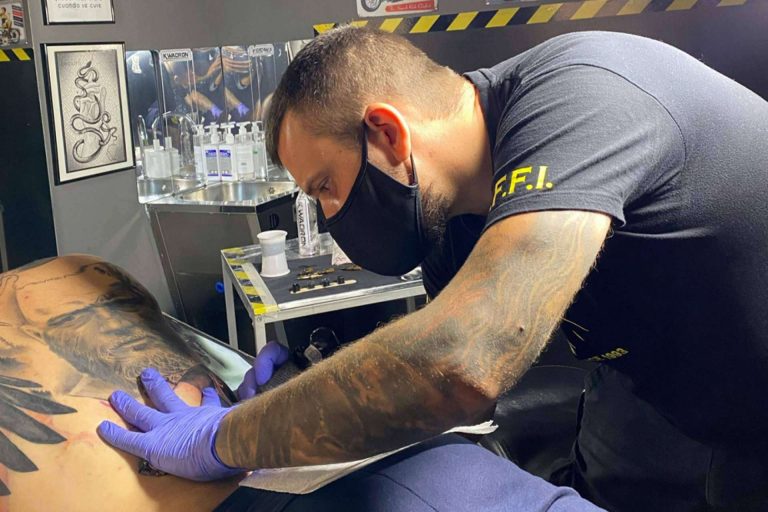 Vuelve la época para poder tatuarse, de la mano del estudio de tatuajes Barcelona, Steel of Doom
