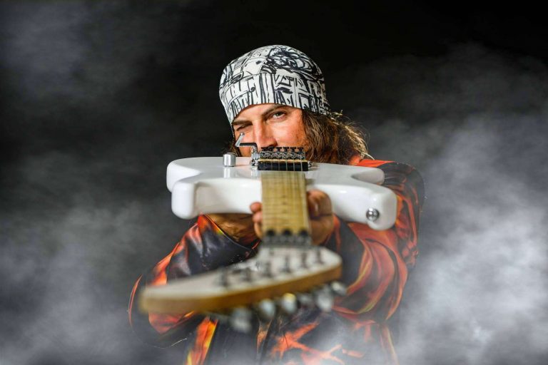 La participación del guitarrista de James Bond, El Amir, en Fimucité 2022