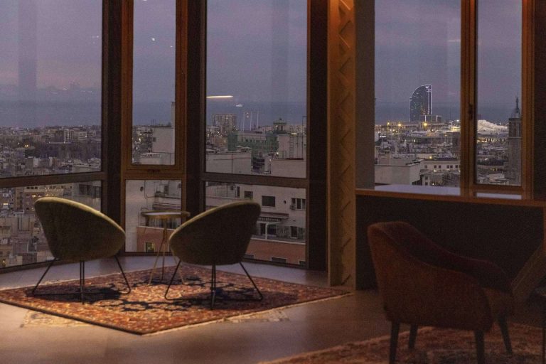Unlimited Barcelona ofrece la experiencia de disfrutar de Barcelona de noche en un mirador 360º