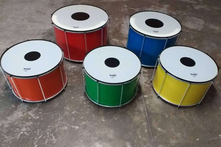 Cuál es el papel del surdo en la percusión brasileña