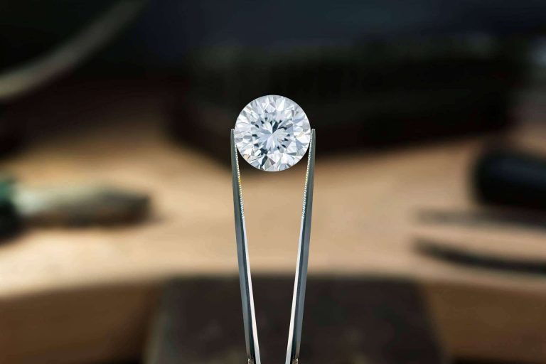 ¿Por qué optar por un anillo de compromiso de oro blanco?