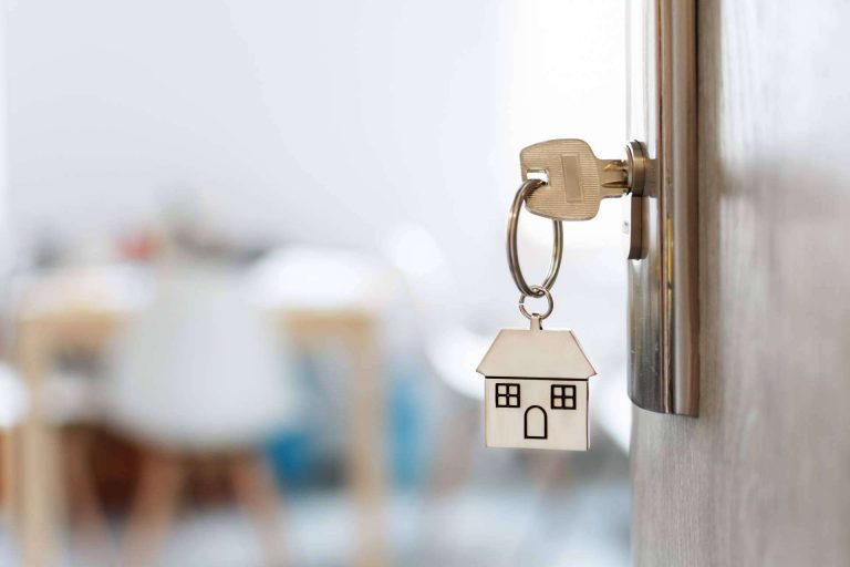 ¿Cómo evitar que entre un okupa en casa?