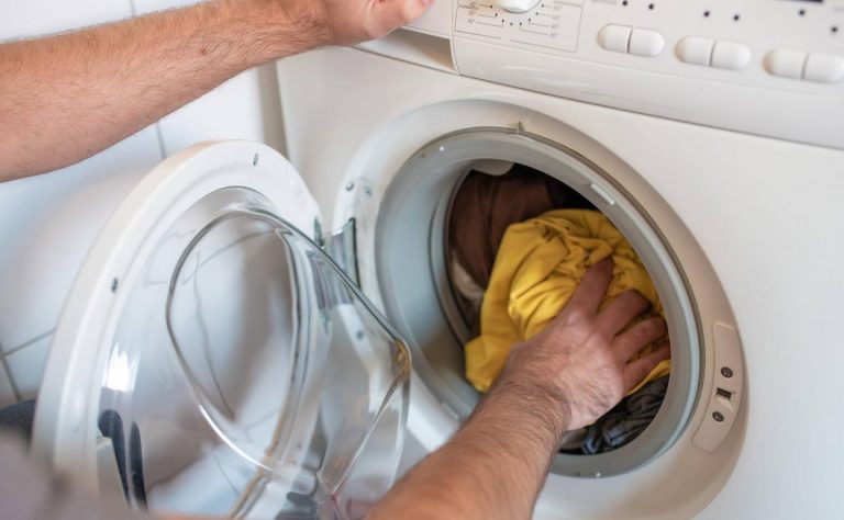 El motivo por el que tienes que lavar la ropa antes de estrenarla