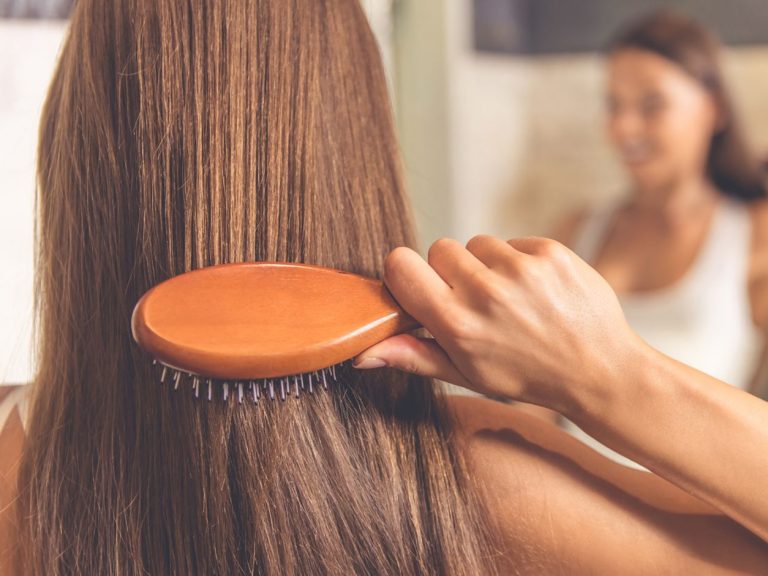 Este es el cepillo que tienes que utilizar para que no se te siga cayendo el pelo