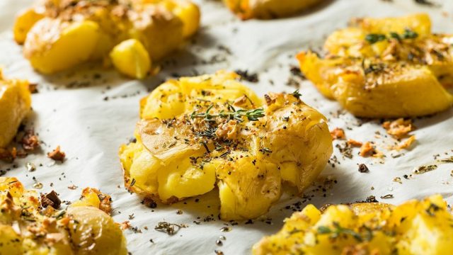 Patatas chafadas, la mejor receta para una guarnición diferente