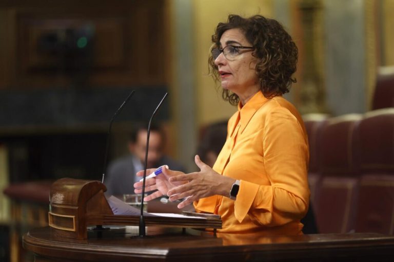 Los sindicatos piden más tras la promesa de Montero a los funcionarios
