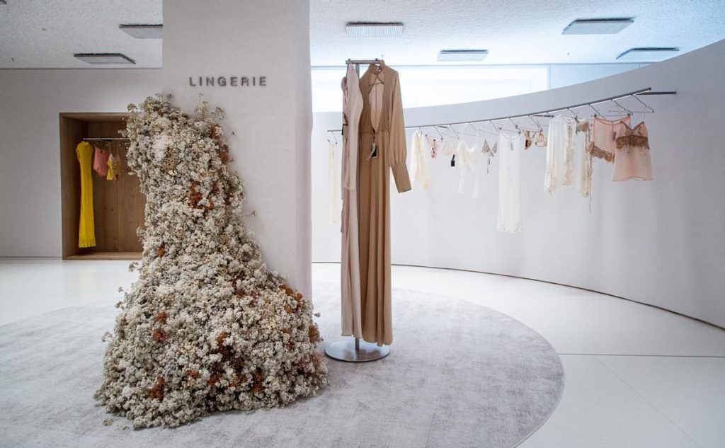 La nueva megatienda de Zara que tienes que ir a visitar si te encanta la ropa 65 Zara es una de las firmas más importantes del mundo de la moda