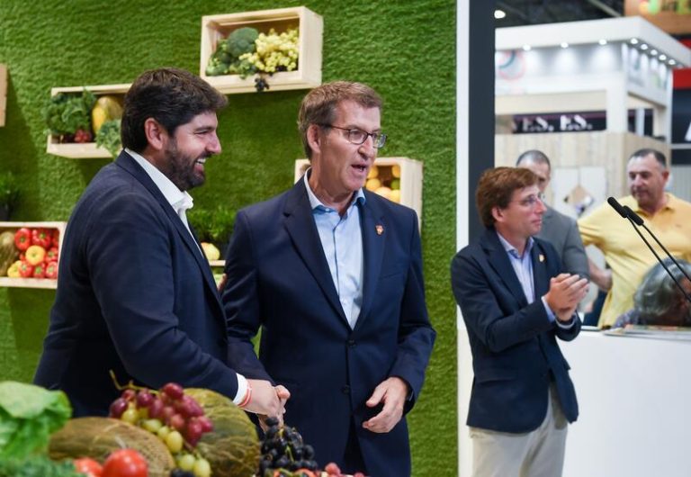 Feijóo pide fondos europeos al sector primario y más infraestructuras hidráulicas para apoyar a la agricultura