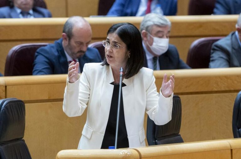 Darias defiende que las plazas MIR sin adjudicar se deben al aumento de la oferta por parte del Gobierno