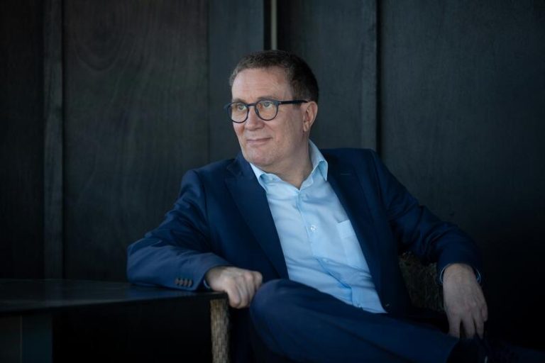 El PP cuestiona la «neutralidad» de Luisgé Martín como director del Cervantes en Los Ángeles y el Gobierno elude valorar