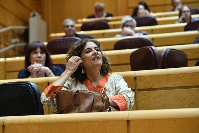 Montero reprocha al PP: «No está en este momento indicado hacer una rebaja generalizada de los impuestos»
