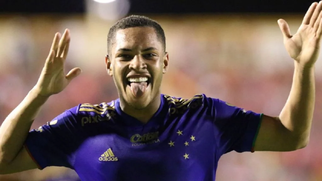 El futbolista que puede quitarle el puesto a Lewandowski en el Barcelona 196 El Barcelona apuesta por los jóvenes promesas