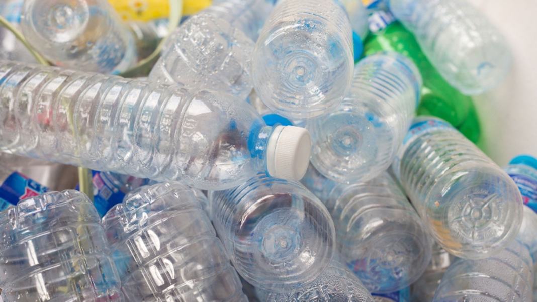El peligro de las botellas de plástico para la salud