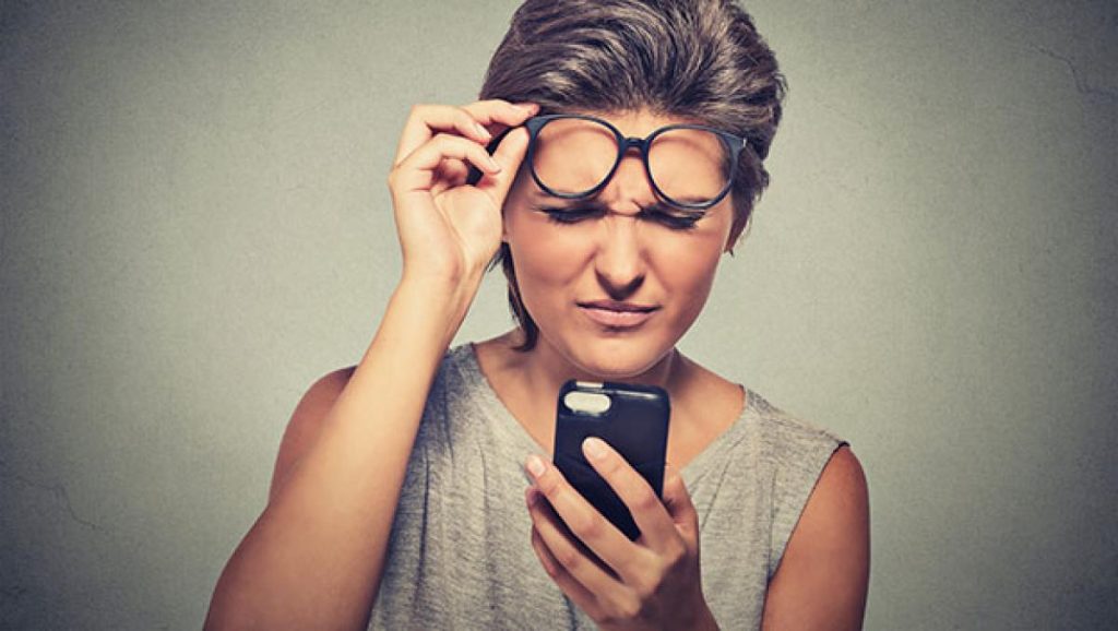 El problema de salud que te está provocando tu móvil 35 Ajusta el brillo de la pantalla y aleja la vista de la misma