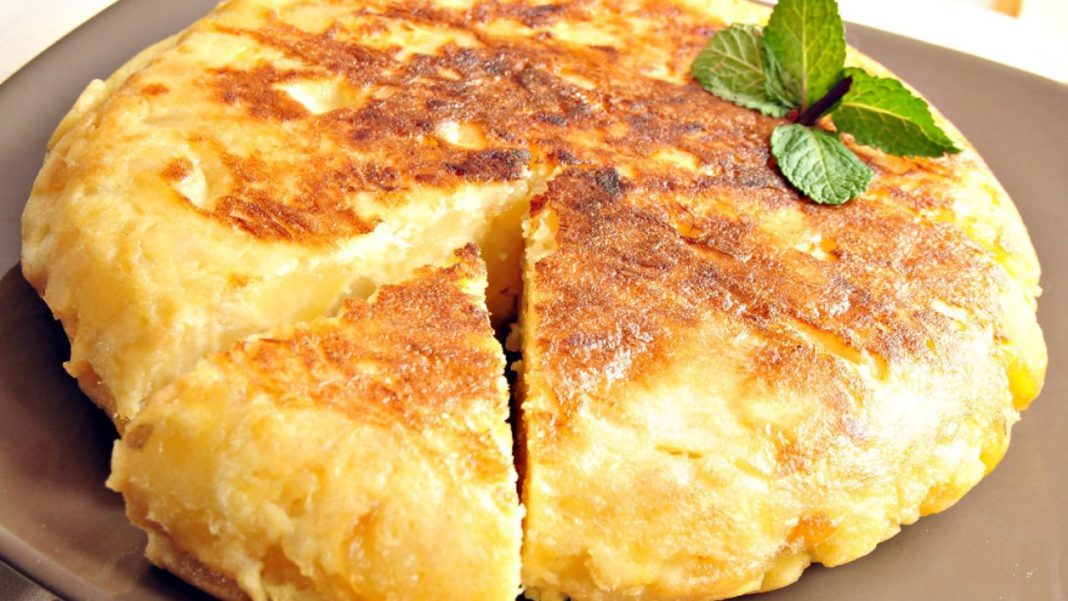 El truco para hacer una tortilla de patatas rellena de queso y que no se desmonte