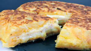 El truco para hacer una tortilla de patatas rellena de queso y que no se desmonte