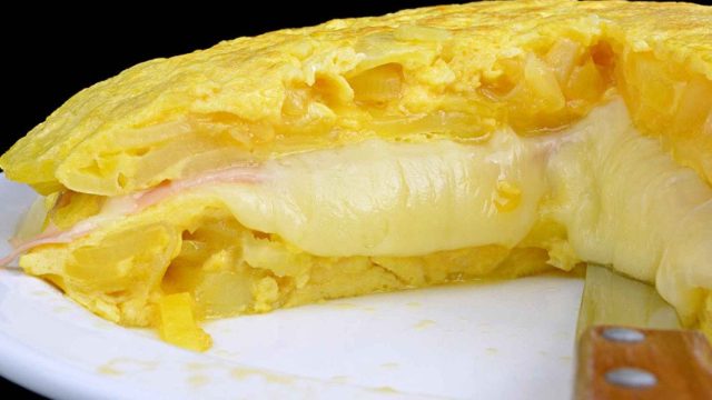 El truco para hacer una tortilla de patatas con queso y que no se desmonte