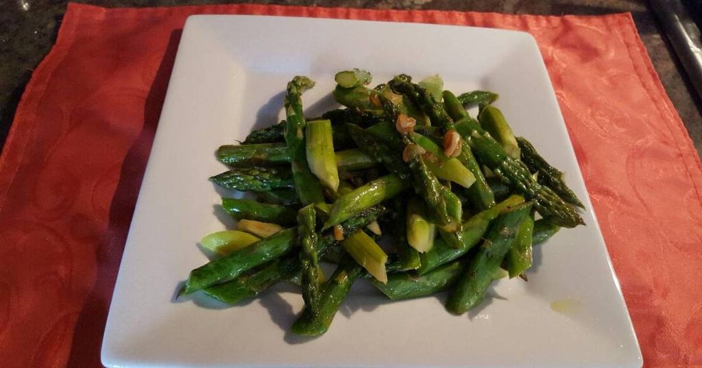 Espárragos salteados: el truco para que no se te quemen demasiado