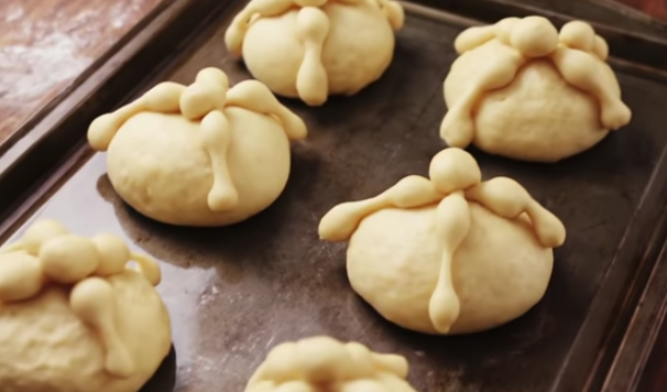 Pan de muerto: el plato típico Mexicano que puedes copiar el día de todos los santos