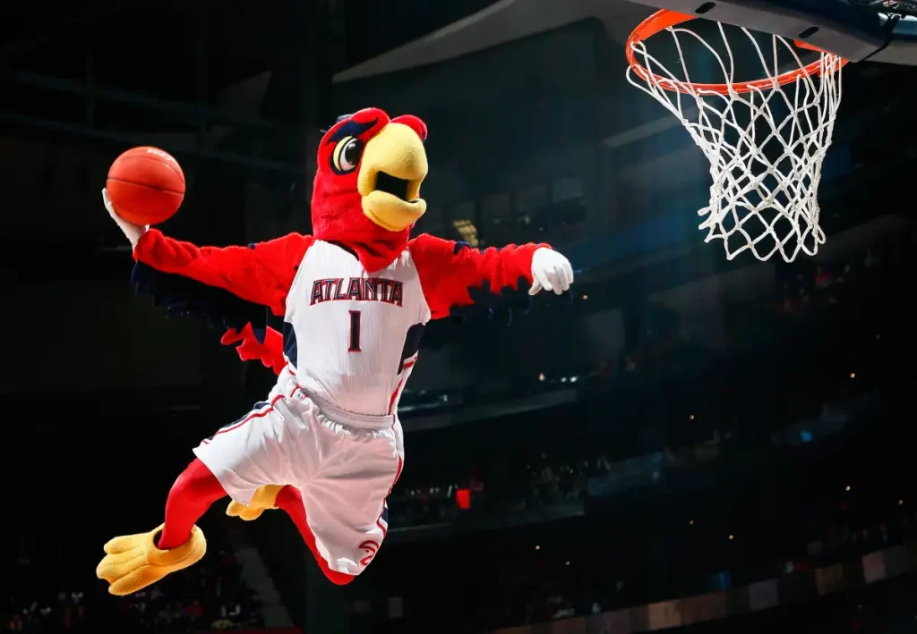 La mascota de Atlanta Hawks