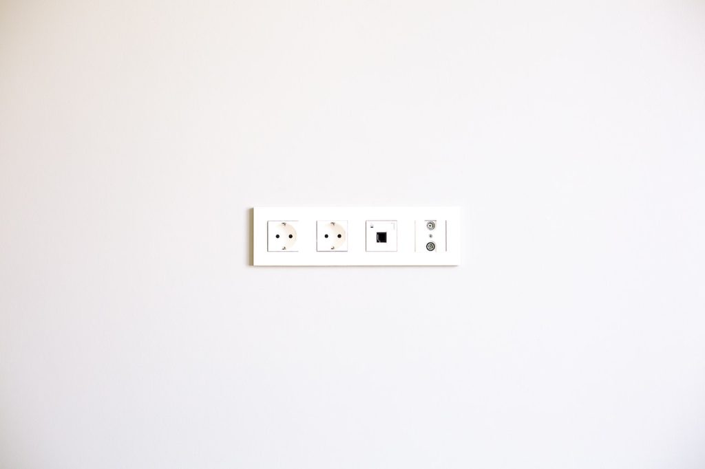 La regleta encendida posee un consumo