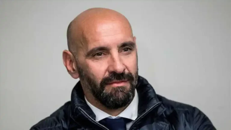 La afición del Sevilla FC la toma con Monchi