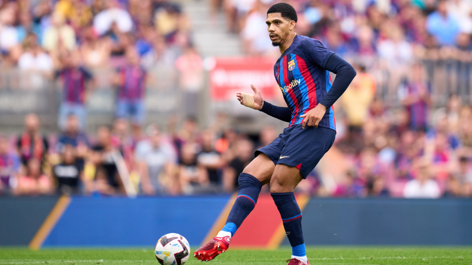 Araujo está en boca de todos y el Barça lo sabe