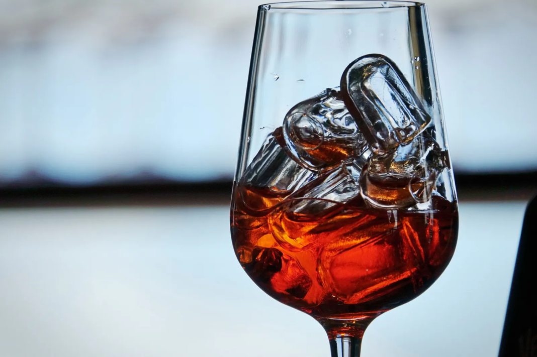 Un truco para los más radicales, hielo en el vino