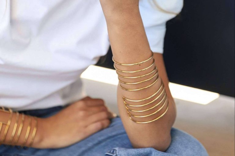 La tendencia en los looks de 2023, brazaletes y chokers