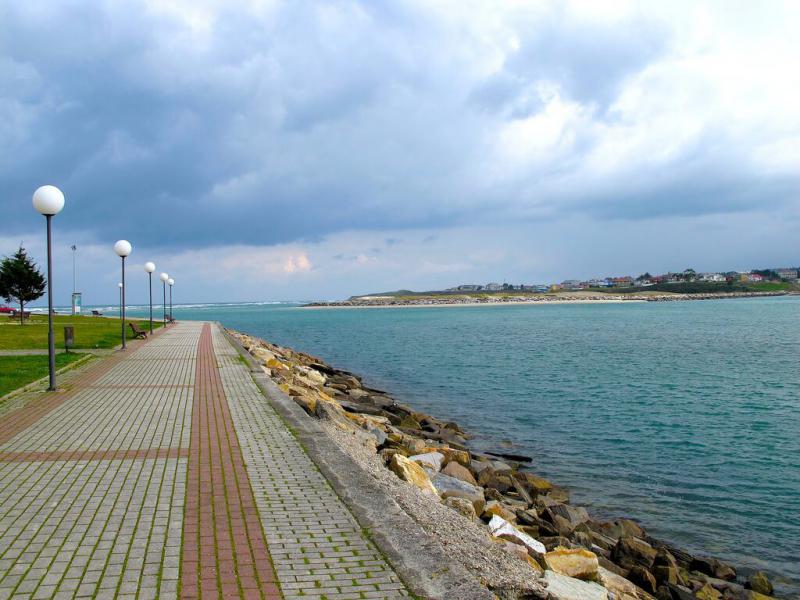 Visitar el paseo marítimo del pueblo de Foz