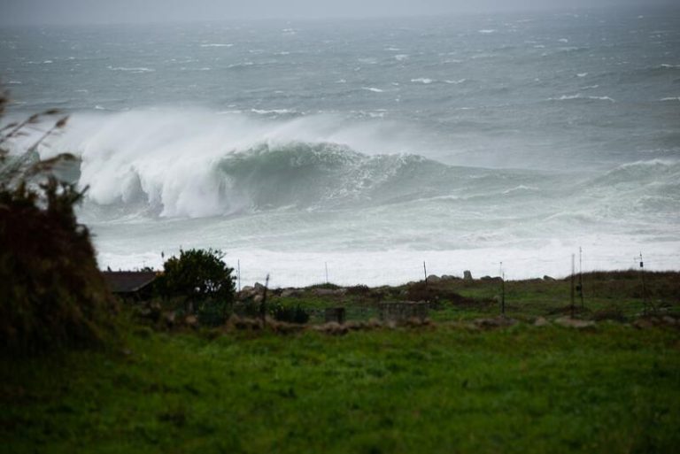 Una docena de provincias están en riesgo por nieve, olas, viento o lluvias