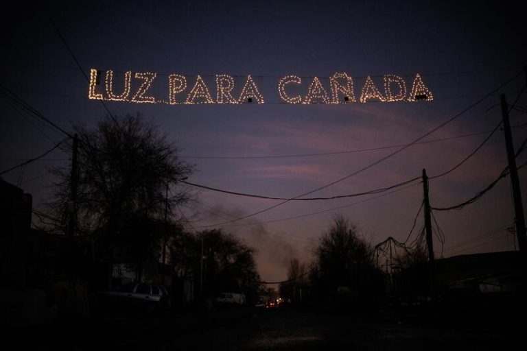 Vecinas de la Cañada Real acudirán hoy al Parlamento Europeo para denunciar que llevan dos años sin luz