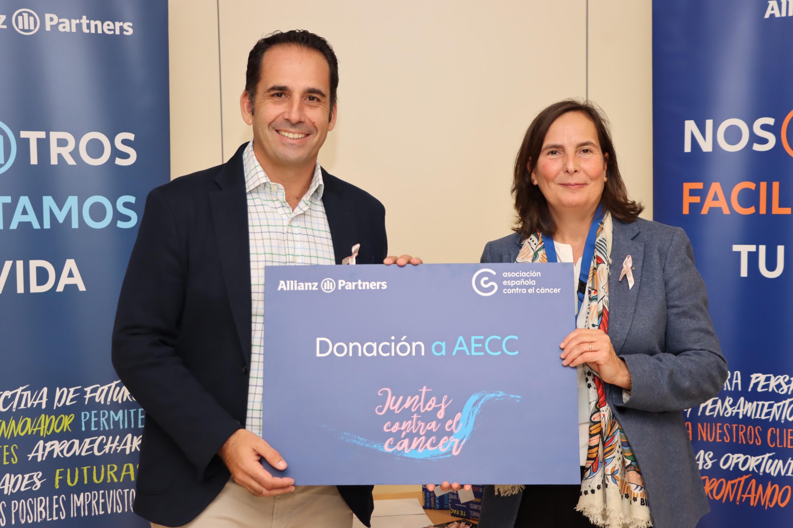 Borja Daz Ceo De Allianz Partners E Isabel Bauluz Gerente De La Asociacin Espaola Contra El Cncer Scaled